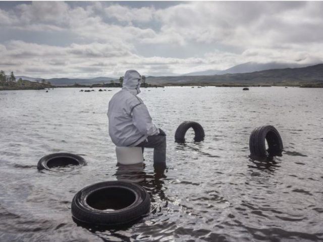 Neumáticos en el mar en la obra de vídeoarte “Purple” de John Akomfrah