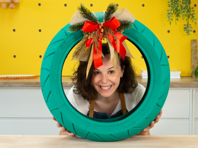 Cómo hacer una corona de Navidad con un neumático reciclado