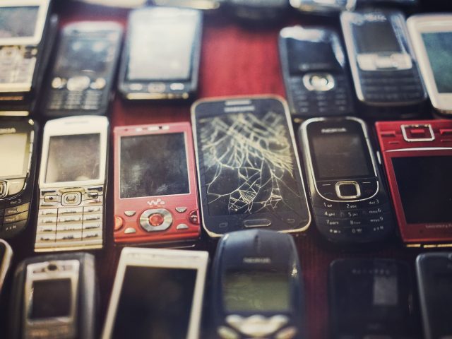 Basura electrónica: ¿Cuántos móviles antiguos tienes en tu casa?