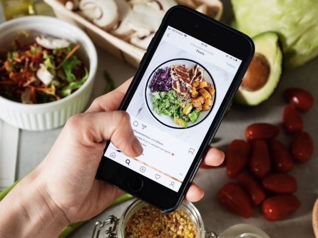Persona mirando cuenta de Instagram de alimentación saludable