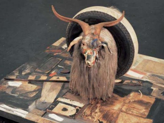 La loca historia del famoso artista y su gran obra con una cabra y un neumático