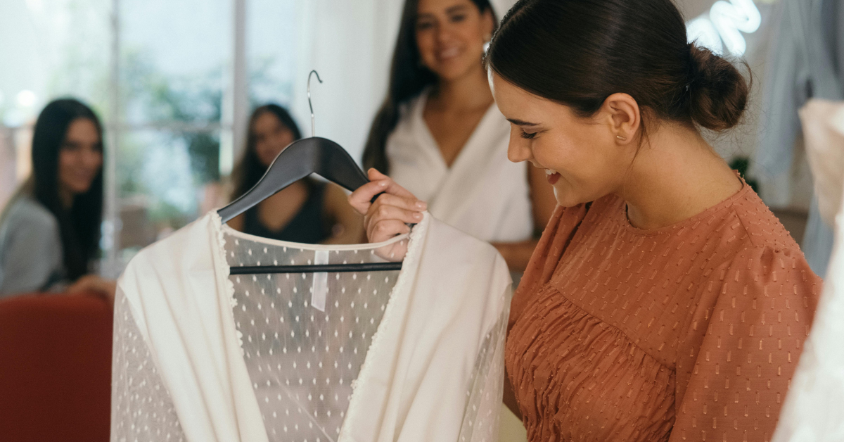 Mujeres eligiendo vestidos