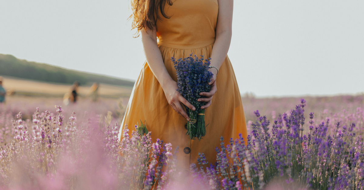 Mujer con ramo de lavanda