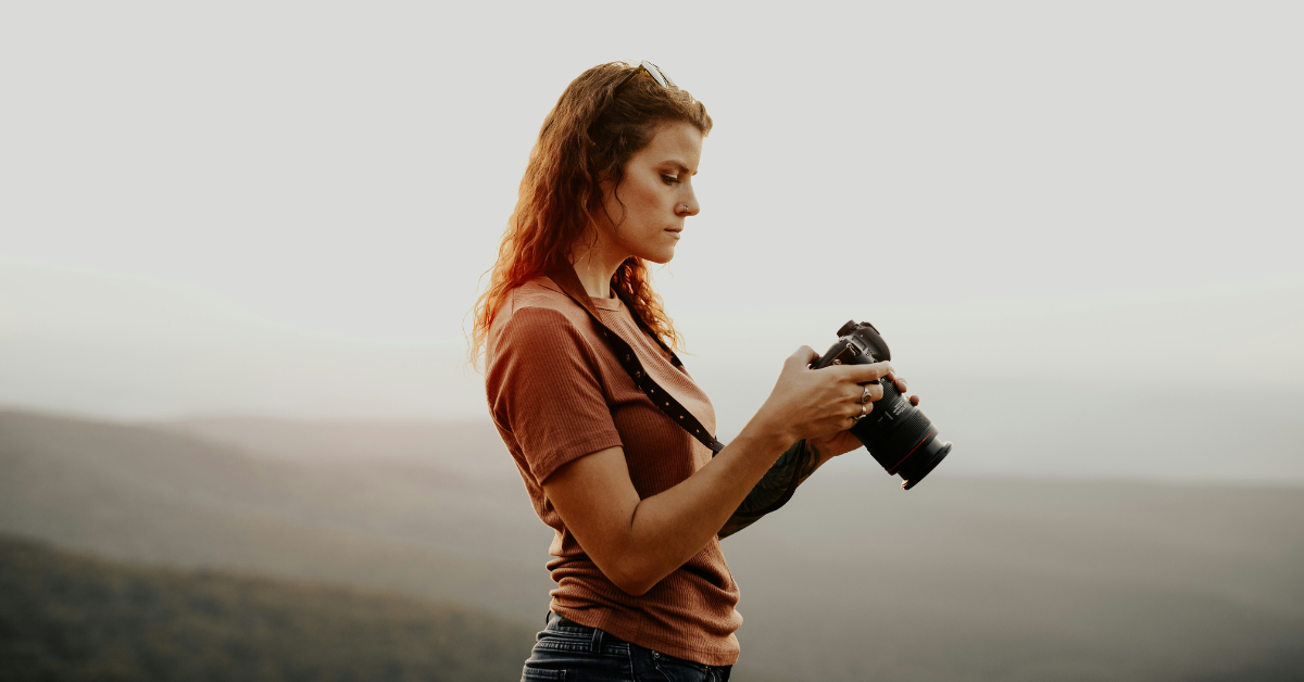 Mujer con cámara de fotos en la mano