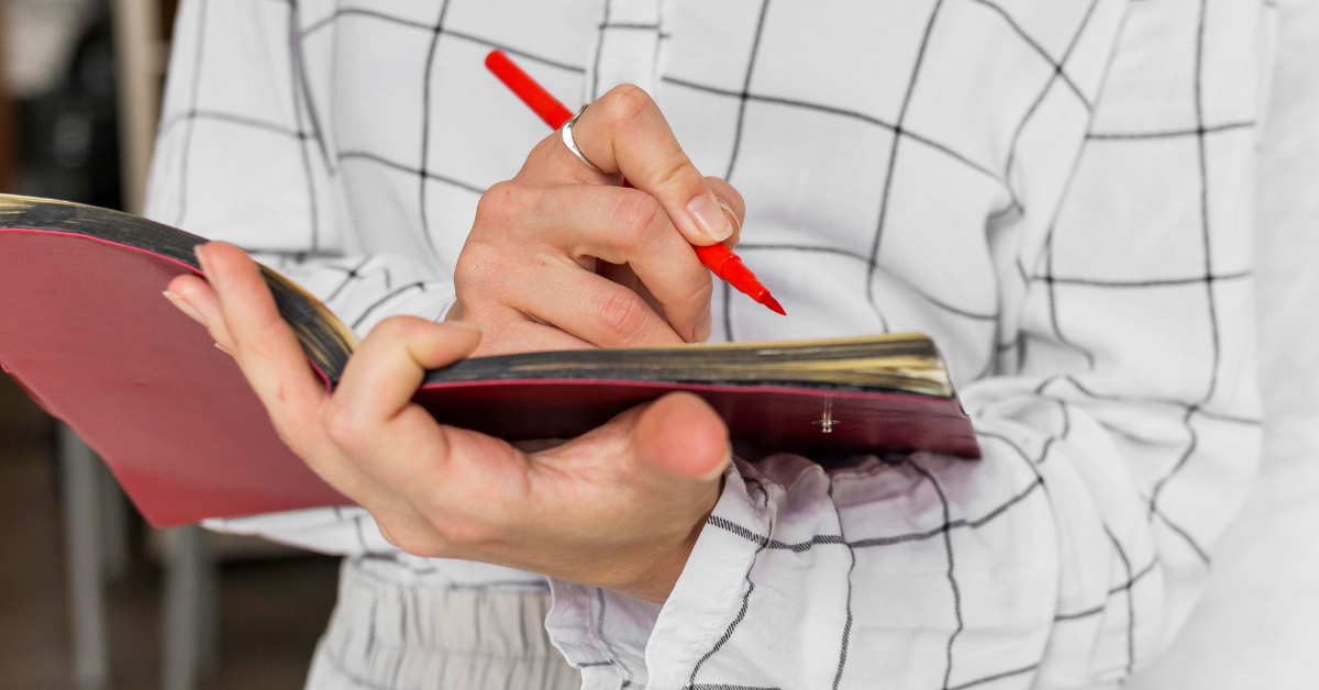 Persona haciendo una lista en un cuaderno