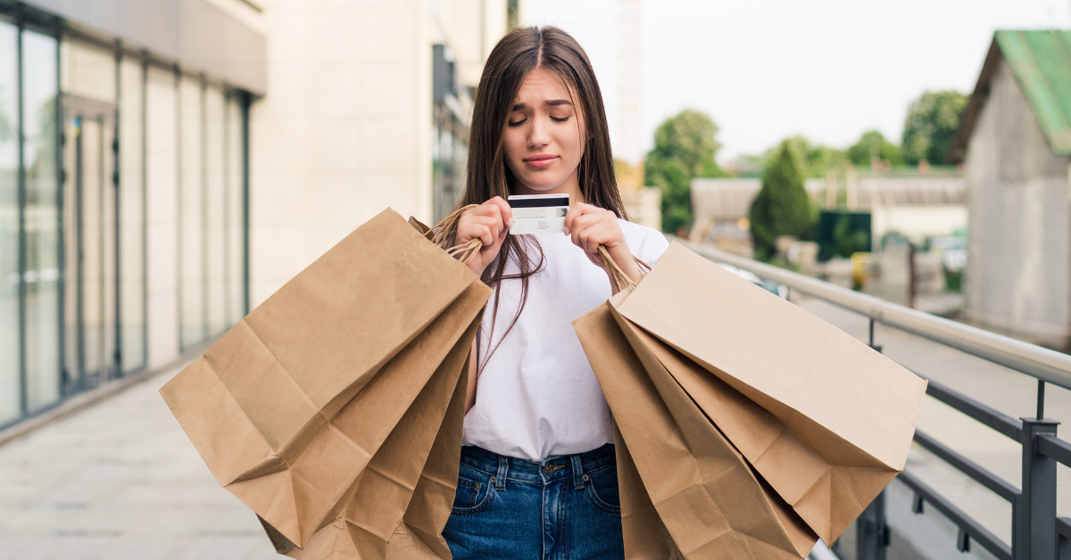 Chica jóven triste por haber hecho una compra impulsiva