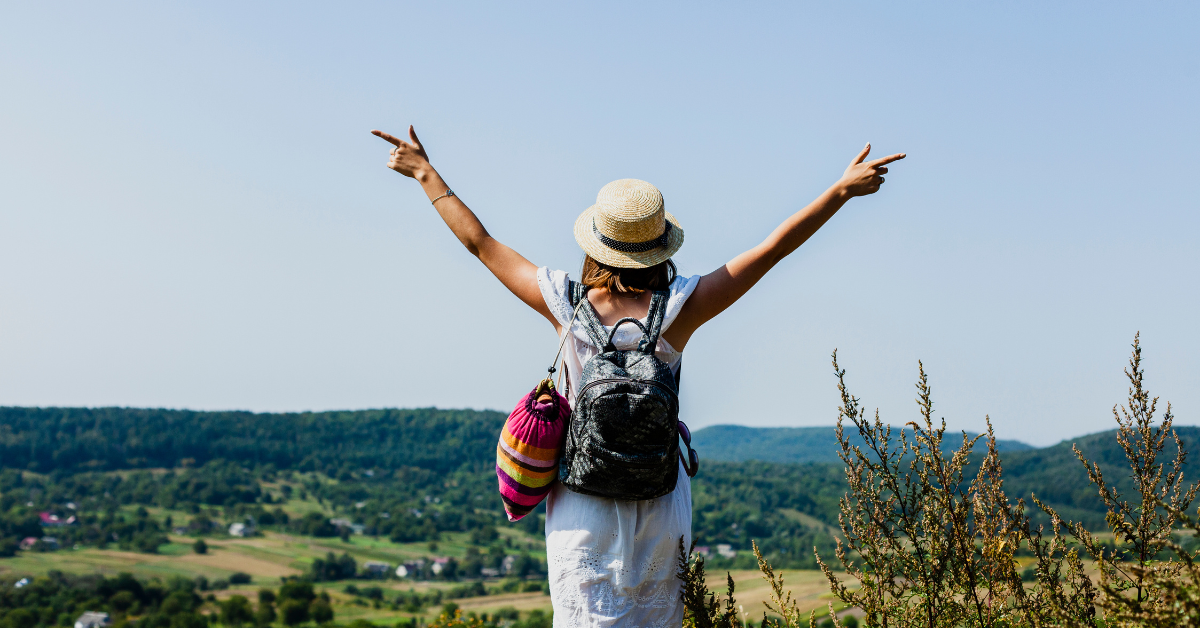 Persona disfrutando de la naturaleza