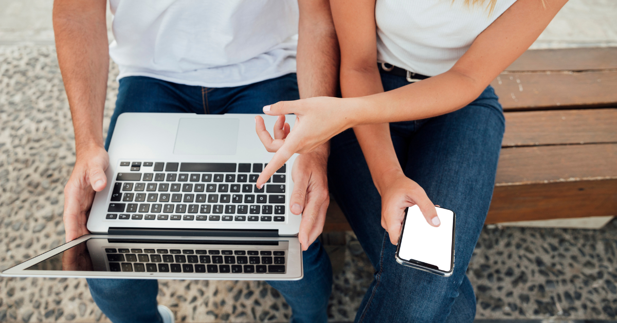 Pareja reservando vacaciones de verano
