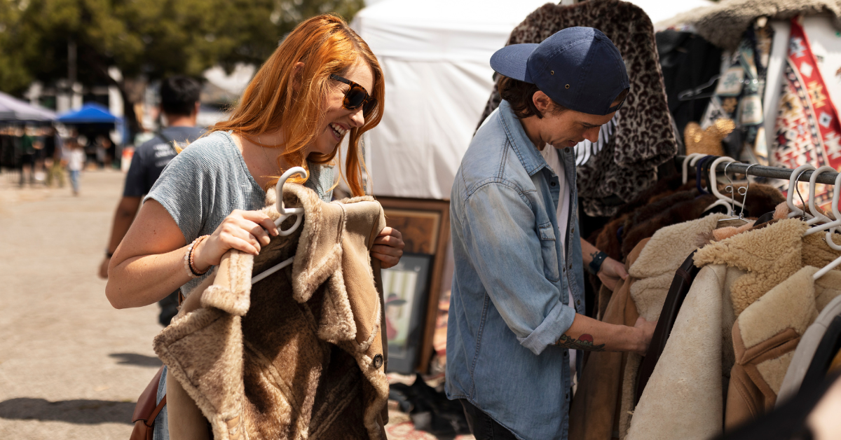 Personas comprando en un mercadillo de ropa vintage