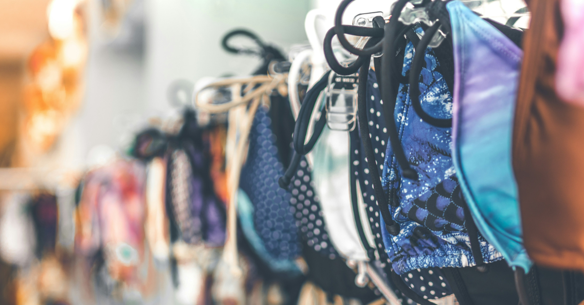 Bikinis colgados en perchas