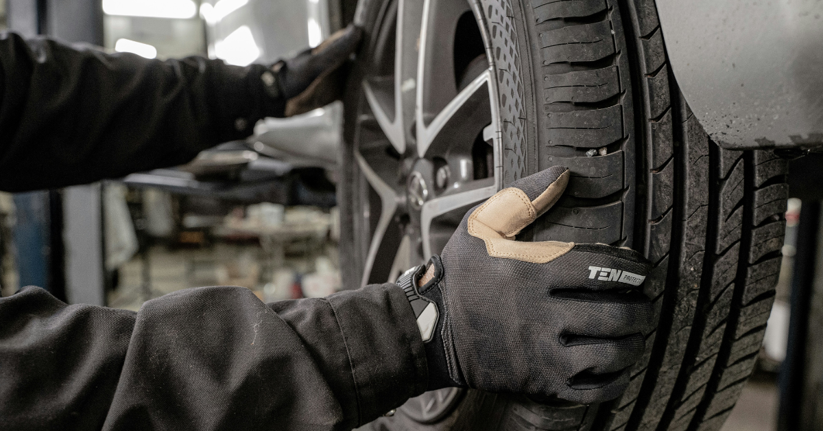 Mecánico en un taller cambiando los neumáticos de un coche