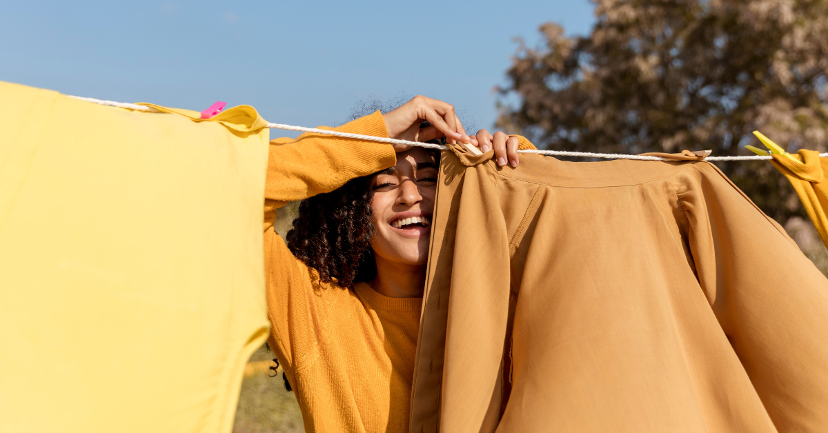 Mujer tendiendo ropa sostenible