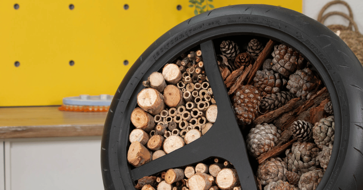 Hotel para insectos hecho con un neumático