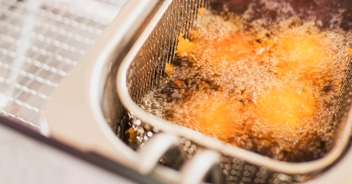 Freidora con aceite de cocina