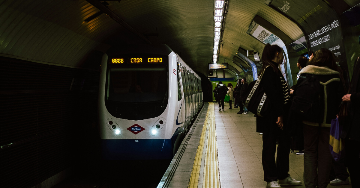 Tren del metro de Madrid entrando en la estación