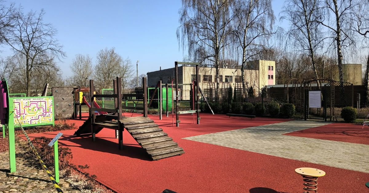 Patio de colegio con suelo de seguridad hecho con neumáticos reciclados
