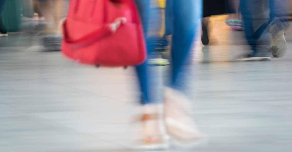 Persona yendo a trabajar andando