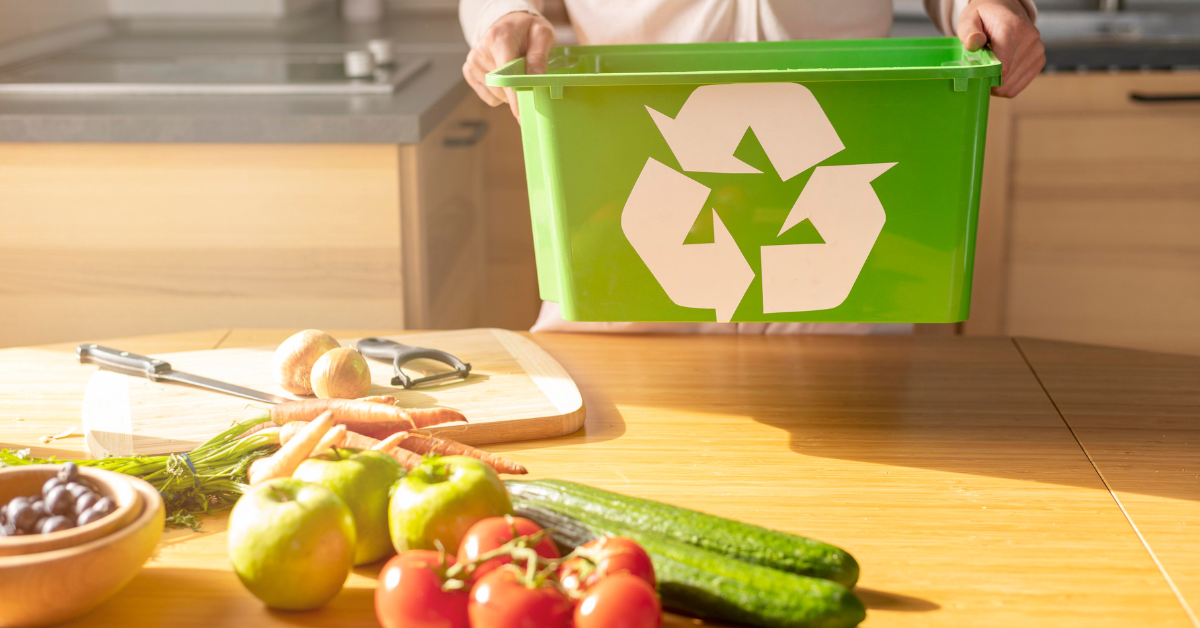 Persona reciclando mientras cocina