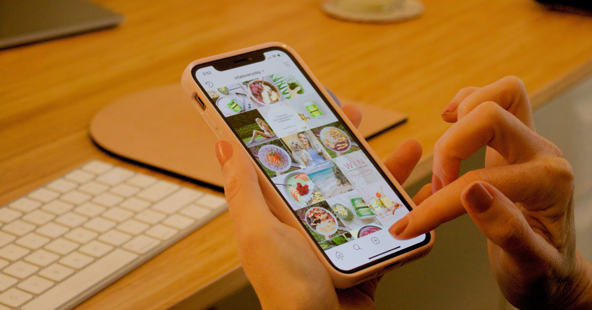 Mujer visitando perfil de Instagram