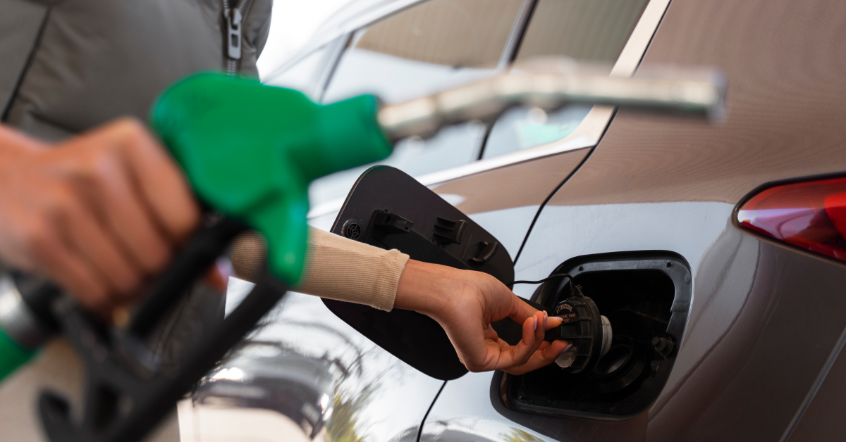 Persona echando gasolina