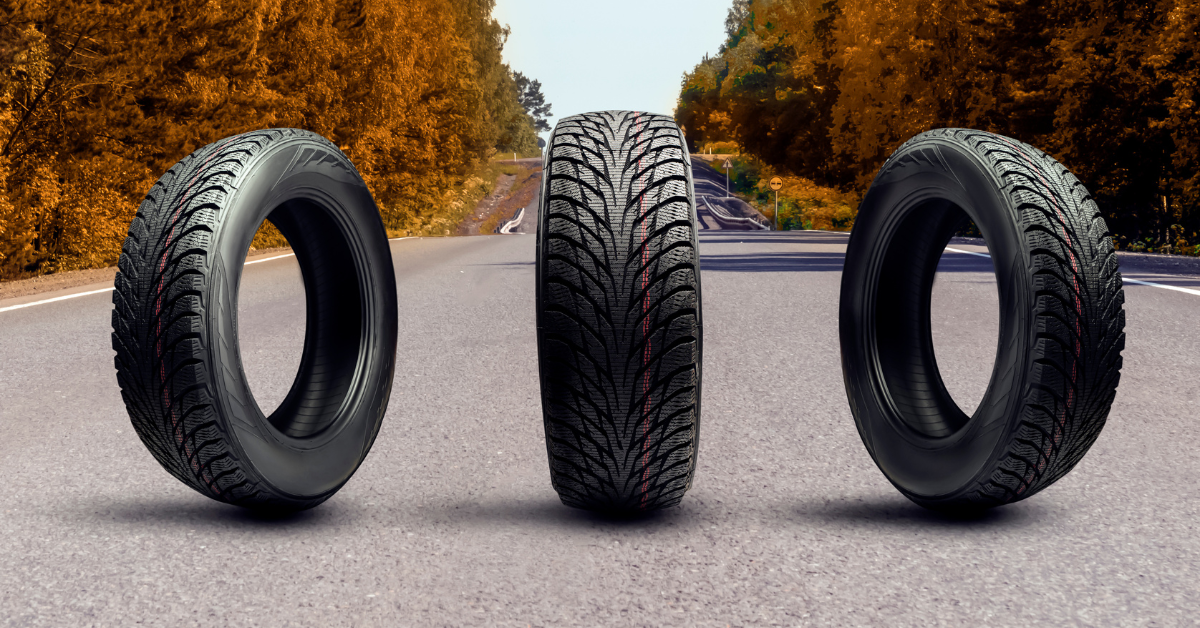 Tres neumáticos en una carretera