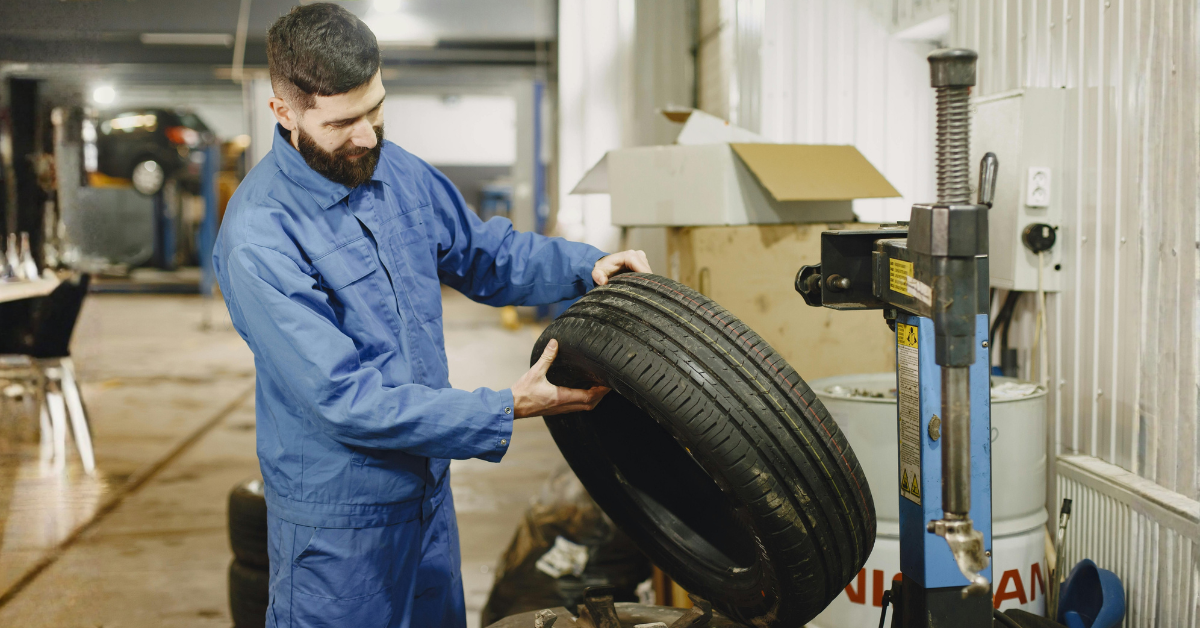 Mecánico en taller cambiando un neumático