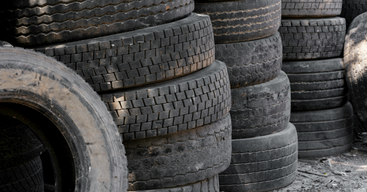 Neumáticos al final de su vida útil amontonados