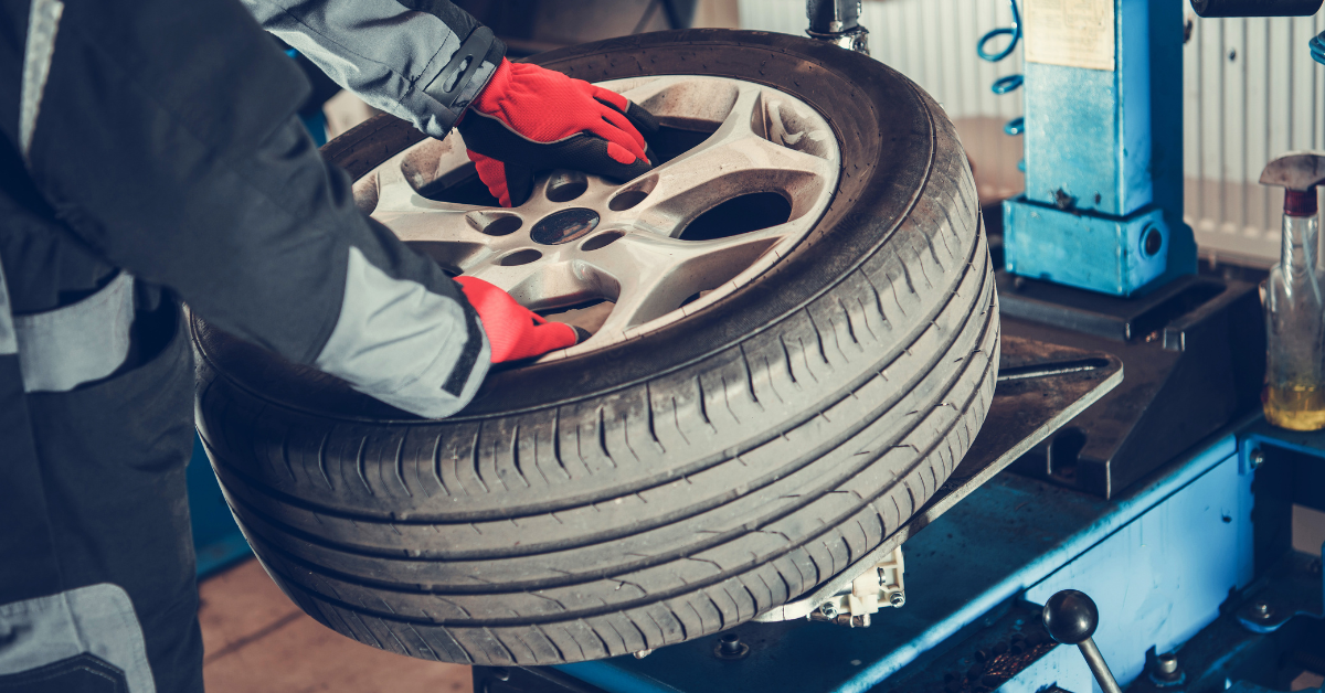 Mecánico cambiando neumático