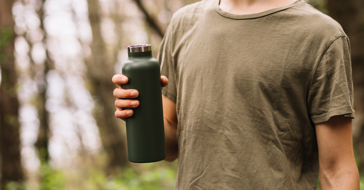 Hombre con botella reutilizable