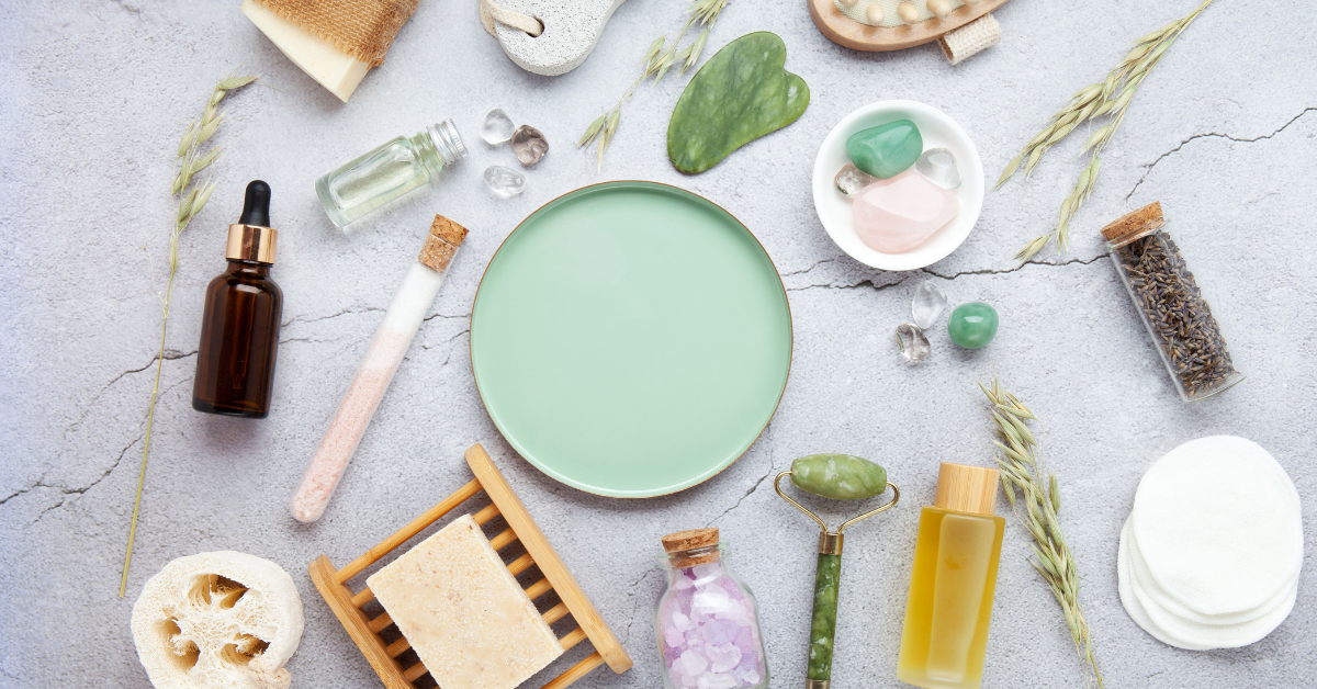 Distintos botes de cosmética sostenible