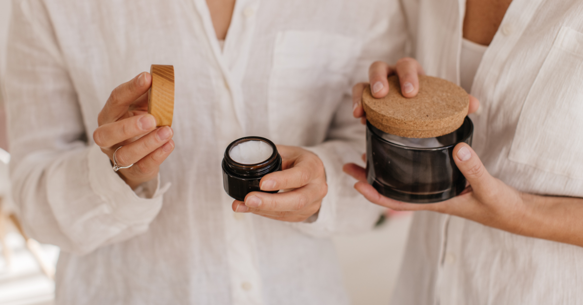 Mujeres sosteniendo tarro cosmético