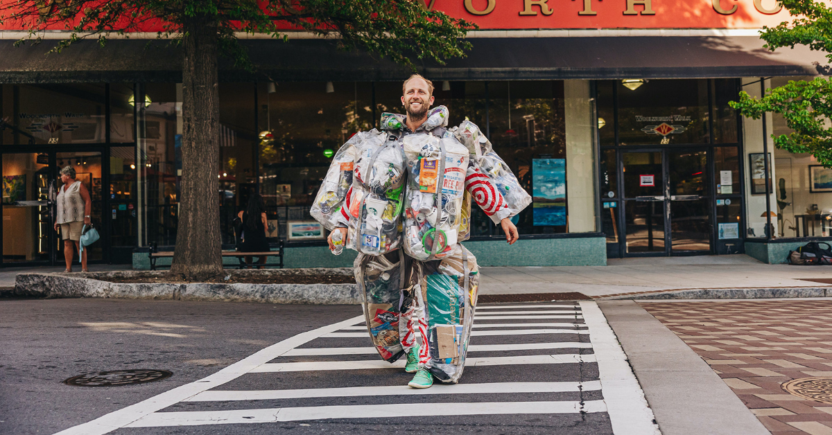 Robin Greenfield - 30 Days of Wearing My Trash in Los Angeles 2022 – credit www.sierraford.com