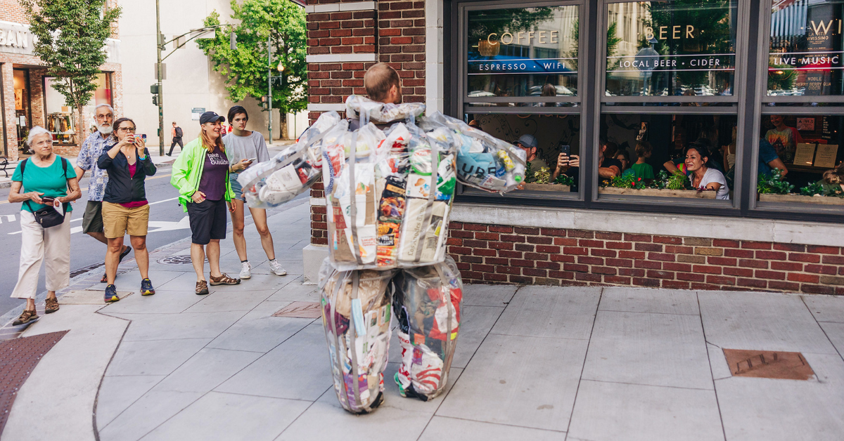 Robin Greenfield - 30 Days of Wearing My Trash in Los Angeles 2022 – credit www.sierraford.com