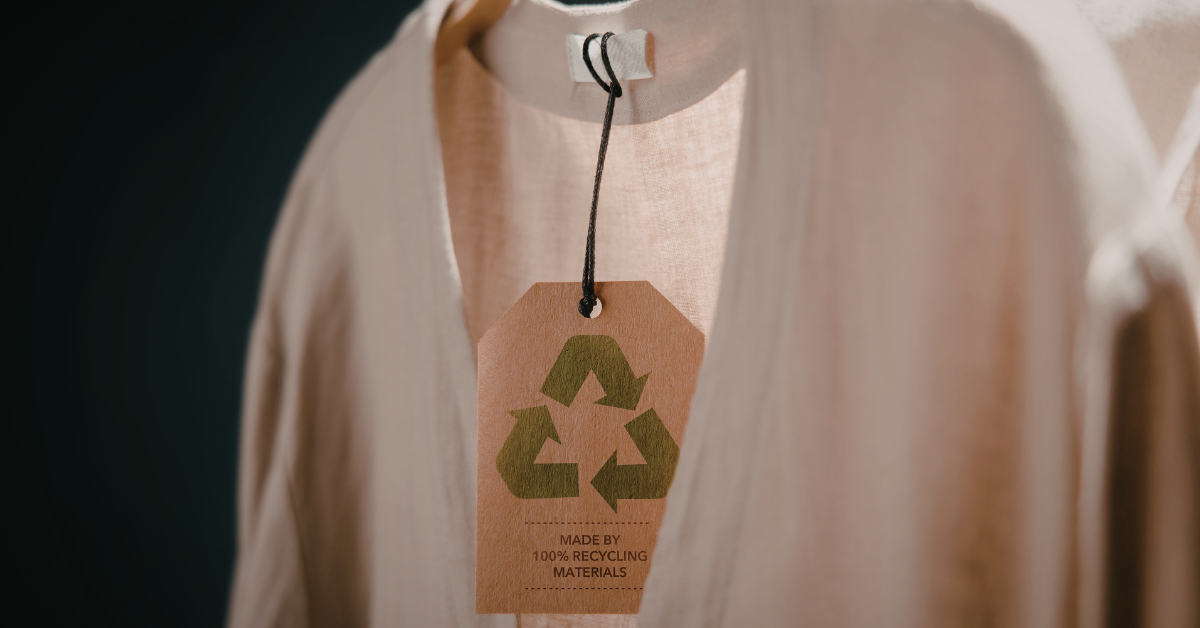 Blusa con etiqueta que indica que está hecha materiales reciclados