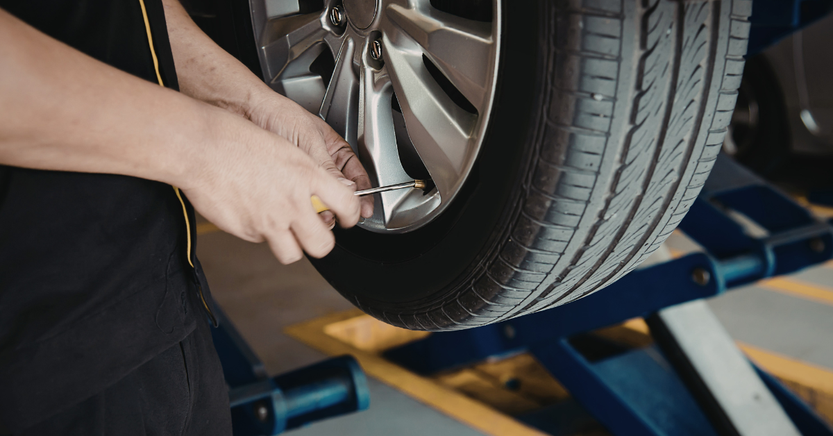 Mecánico cambiando un neumático