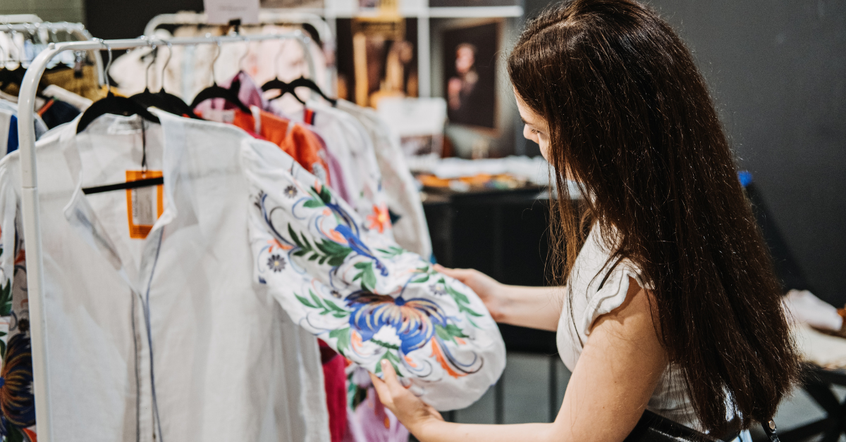 Mujer comprando camisa