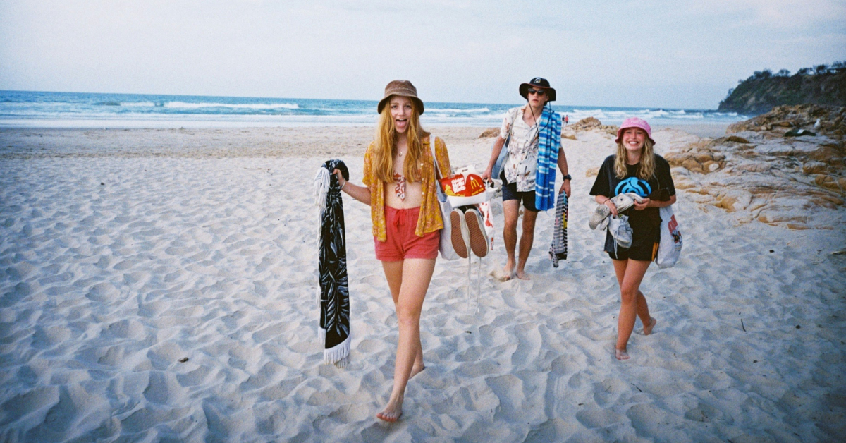 Grupo joven de vacaciones en la playa