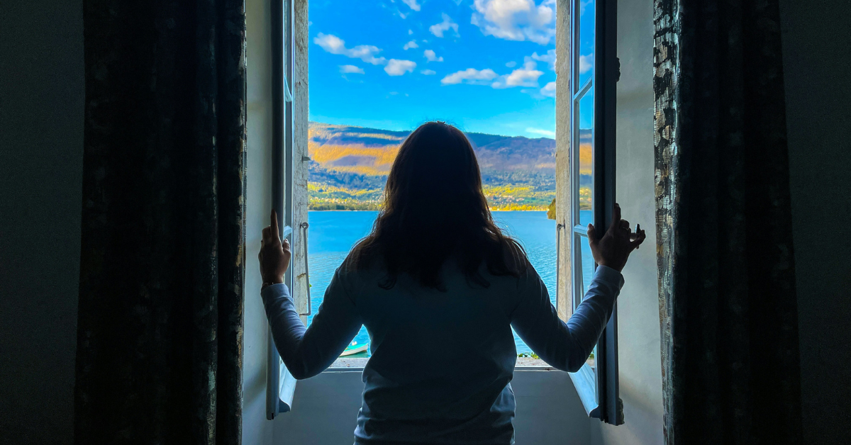 Persona abriendo la ventana