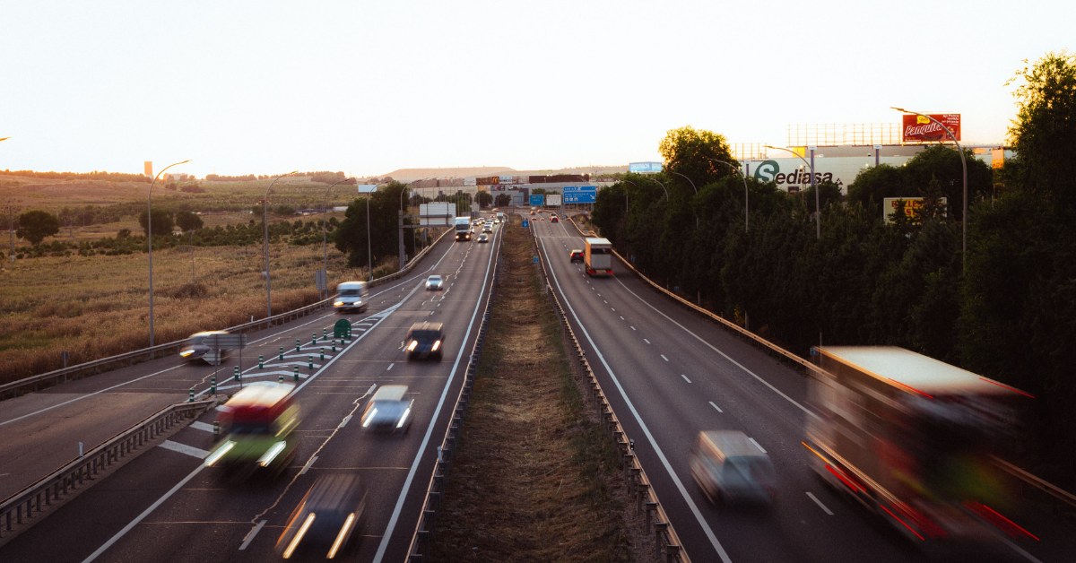 Carretera con tráfico