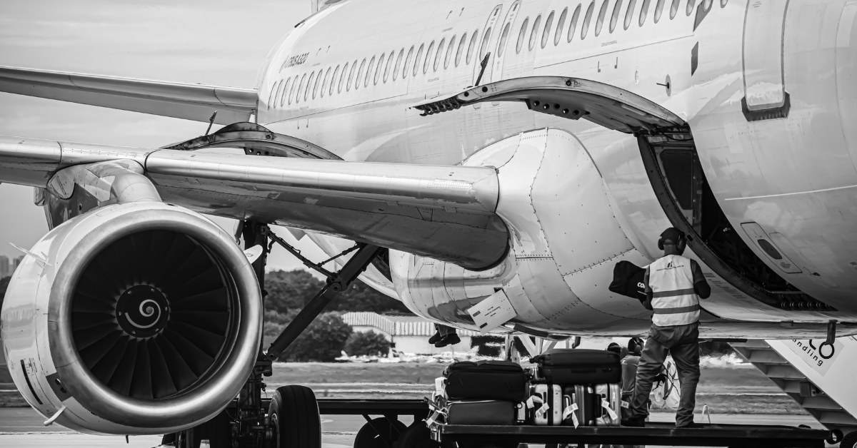 Hombre cargando equipaje en un avión
