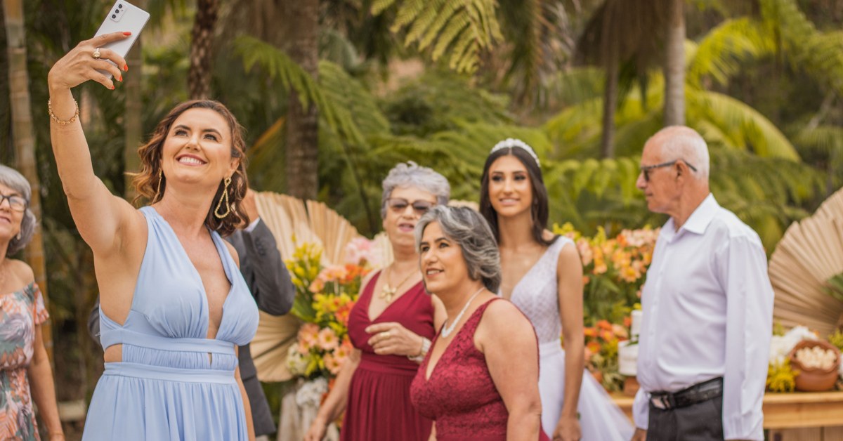 Mujer haciendo un selfie en una boda