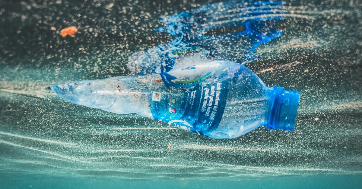 Botella de plástico tirada en el mar