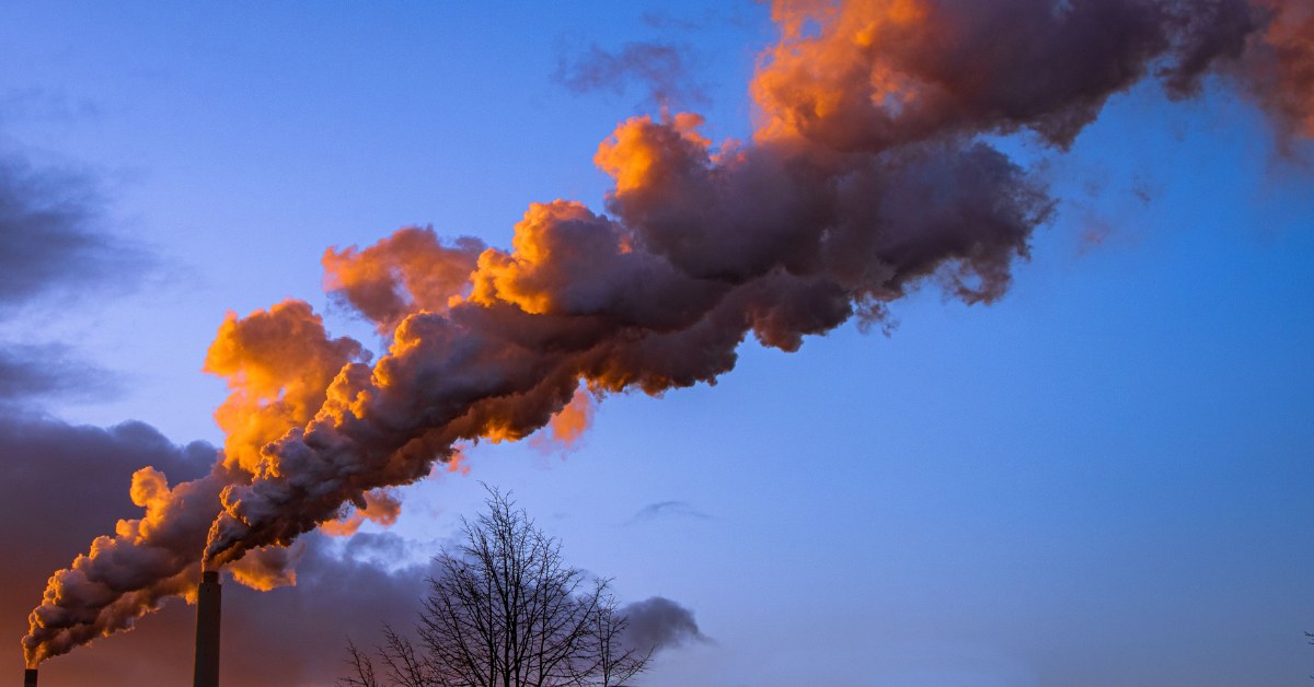 Chimenea industrial con humo