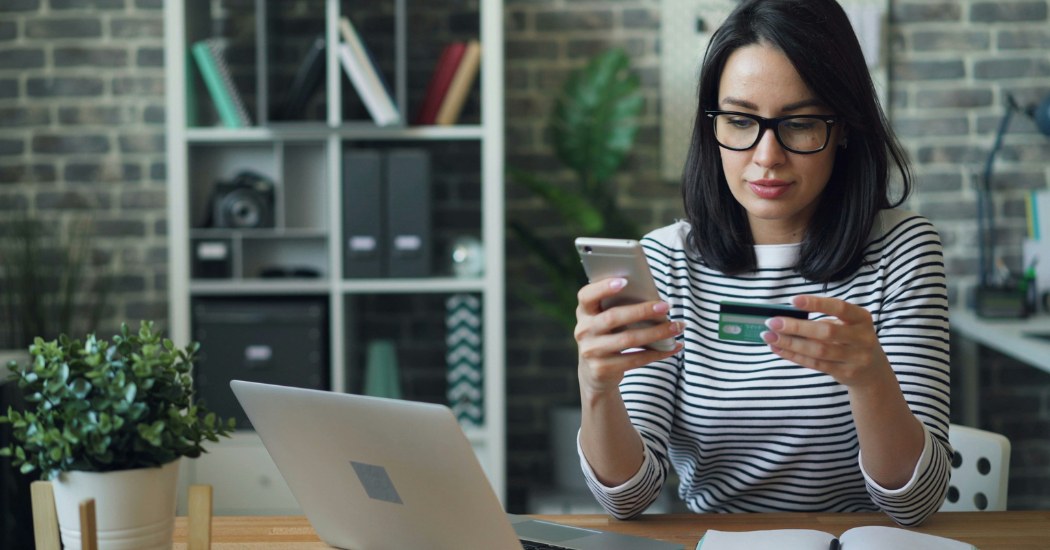 Mujer comprando a través del smartphone