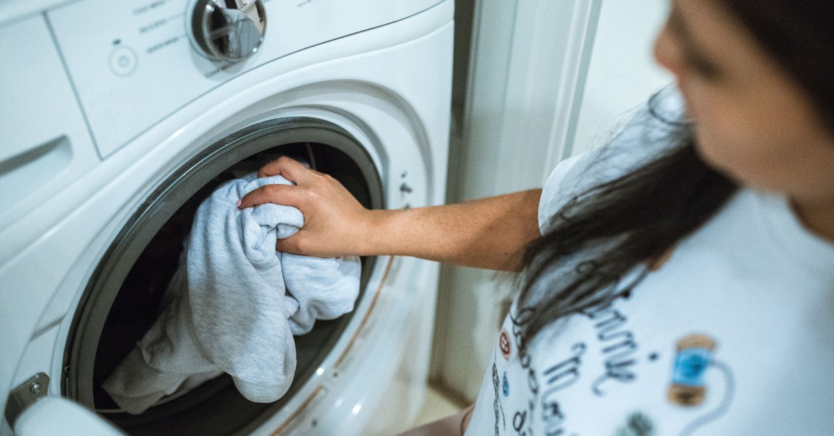 Mujer poniendo una lavadora