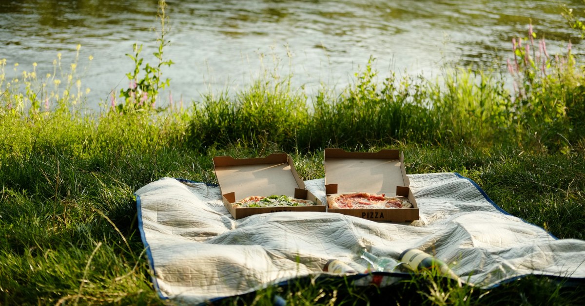 Picnic con pizzas a la orilla del río