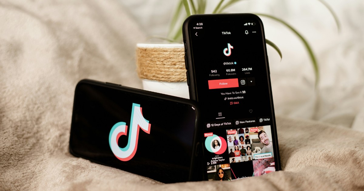 Dos iPhones con la aplicación de TikTok abierta
