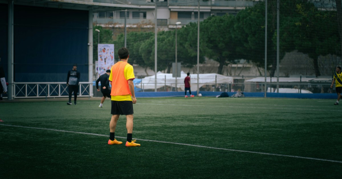 Hombre jugando al fútbol
