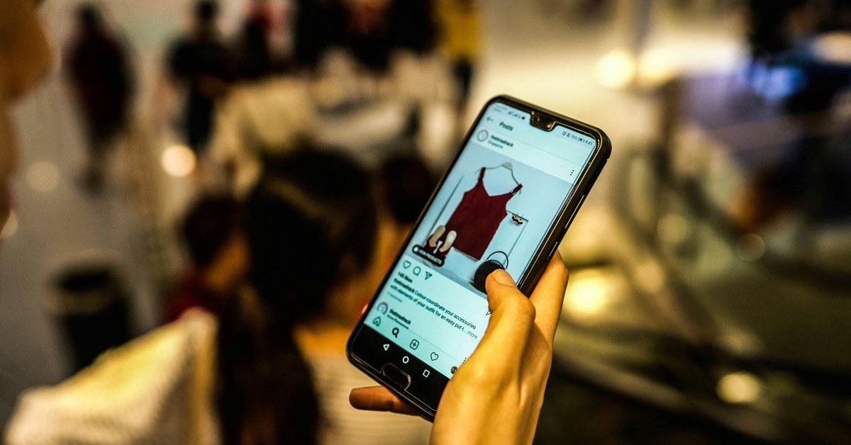 Persona revisando Instagram