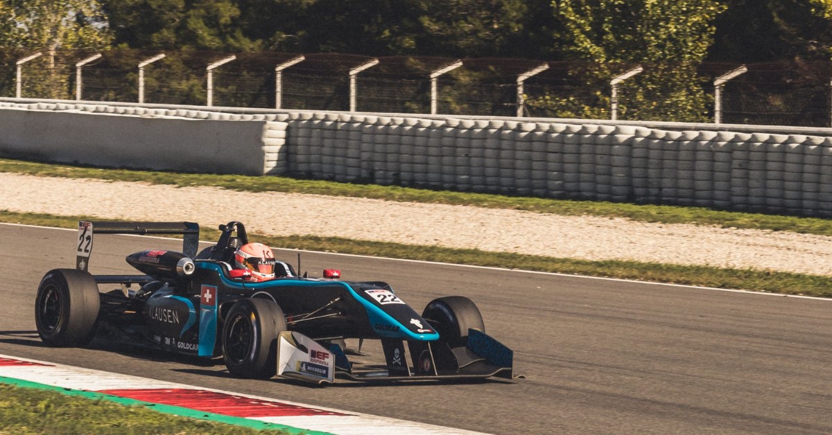 Circuito con coche de carreras